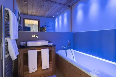 Image de Chalet, wifi, sauna, hammam, terrasse, balcon, cheminée ou poêle à bois, télévision, casier à ski