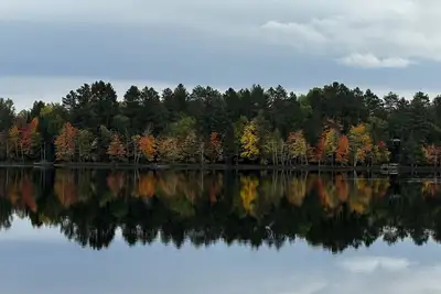 Image de Cozy vintage cabin on a private lake in the Northwoods.
