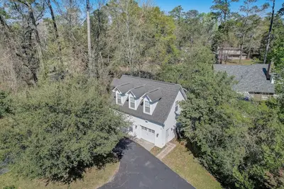 Image de Carriage House near parks, walking paths, and historic downtown Sumter!