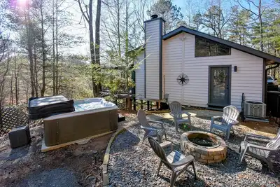 Image de The Happy Place | Cabin in Blue Ridge with sweeping mountain views & hot tub