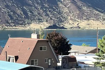 Image de Peaceful Lake House with View of Blue Lake. Coulee City, Wa.