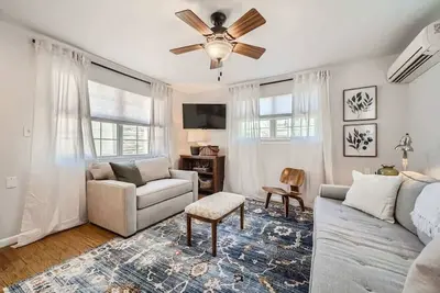 Image de Jesse Cooper Cottage Overlooking Swu and Downtown!