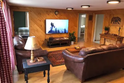 Image de Spacious home with charming lodge feel – In town, one block from trails!