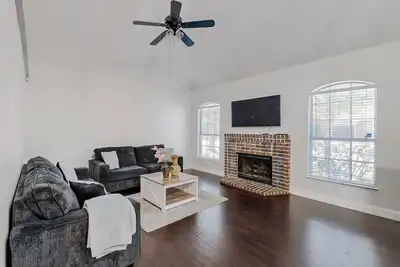 Image de Immerse Yourself in Luxury: Stunning Vrbo Getaway in the Heart of Frisco, Texas!