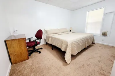 Image de Three-Bedroom Guest Suite in House Basement