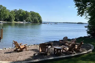 Image de Luxurious Urban Farmhouse on Lake Norman w Optional Guest House