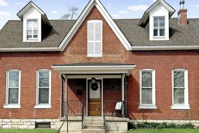 Image de Charming Historic Home in St. Charles: A Blend of History and Modern Luxury\n