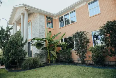 Image de Townhome with Botanical Garden, Pond, Pool Access, Arcade, and Theater