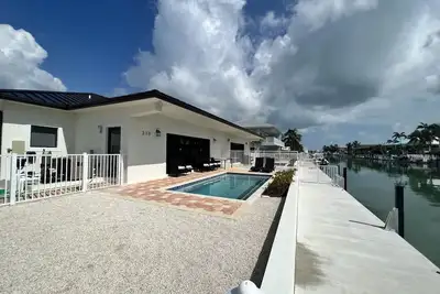 Image de Brand New '23 Canal Home - 3br/3ba, Sleeps 8, with Pool, 50' Dock, & Cabana Club