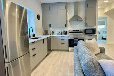 Image de Inclusively Home Ltd. - Spacious and Stylish Basement Suite with King Room\n