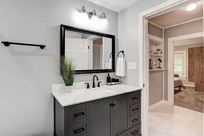 Image de Lovely 2 Br, 1 Ba home with dedicated office space, sun porch & covered parking.