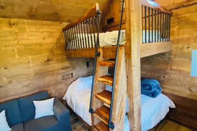 Image de \"The Sleepy Goat\" Nature Lodge - Ultimate Farm Staycation Destination