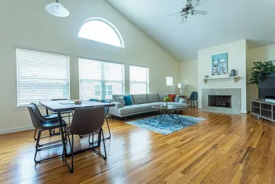 Image de Cozy mid-century inspired home, near med center