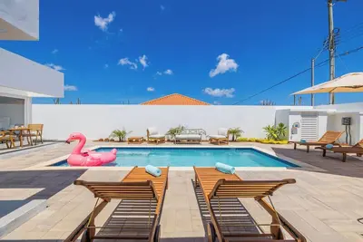 Serene \"2 in 1\" Oasis ~ 2 Pools ~ King Beds ~ Bbq!