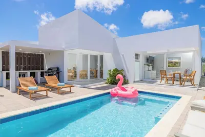 3br 3ba Newly Built w/ Private Pool 5 min 2 Beach