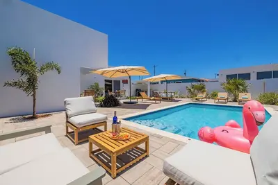 Newly Built ~ Private Pool ~ 3br ~ Parking ~ Wi-Fi