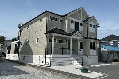 Image de Built in 2024-Canal Front, Pool, Swim Up & Covered Bar