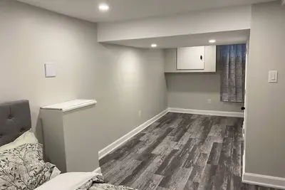 Image de Very quiet and cozy semi-basement 5mn drive from the falls