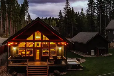 Image de 3 Br 2 Ba home w\/ hot tub, game room, forest views, hot tub, and fire pit.