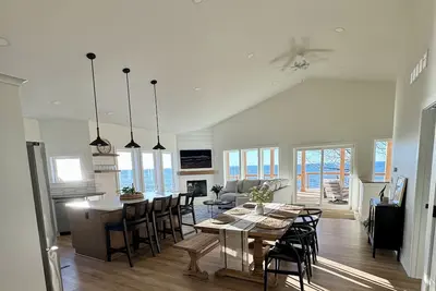 Image de Newly renovated lake house on the shores of Lake Erie with private beach access!