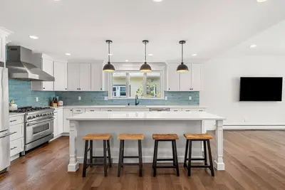 Image de Newly Renovated Luxury 5br Home + Office, Walk to Beach & Town
