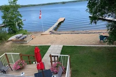 Image de Caddy Lake Beach House - Waterfront Beach Access!