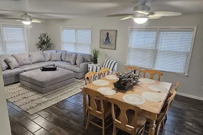Image de New Listing! ! ! Newly Renovated 3 Bedroom Townhome Between Beach And Bay