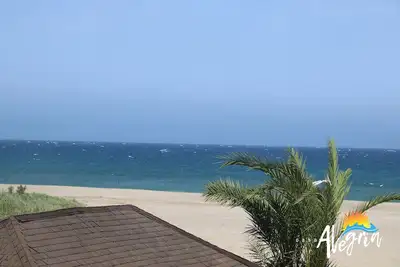 Image de Colorful 2 Bedroom Beachfront Apartment