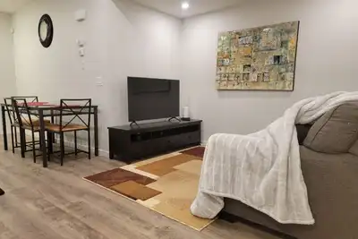 Image de Cozy 2-bedroom apartment in a lake community