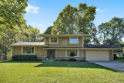 Image de Spacious retreat close to Wayzata, Lake Minnetonka and outdoor trails.