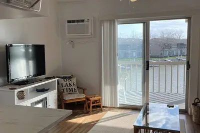 Image de Super nice, waterfront Lake Erie getaway with boat dock - Green Cove Resort!