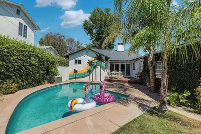 Image de Lux Millions pool resort chill vibe to Universal