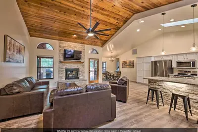 Image de Luxe cabin in the woods, split floor plan, fenced backyard and Tesla charger