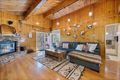 Image de Cozy Cabin Nestled in the Wilderness - 1 mile from Bear mountain