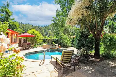 Image de ~ Main House + 3 Guest Cottages ~ Hot Tub ~ Pool ~ Ev Charger ~ Pet Friendly ~