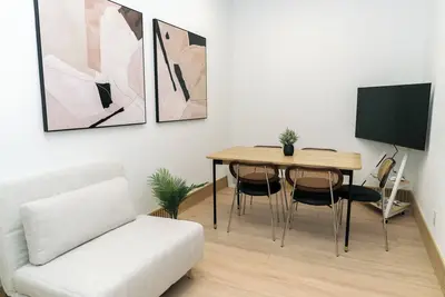 Image de Affordable Cozy Central Location Studio with Futon, 55' Tv, Complementary Coffee