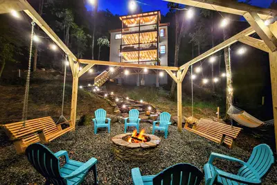 Image de Lux Home, Hot tub, Firepit, Game & Movie Rooms, Boone-12min