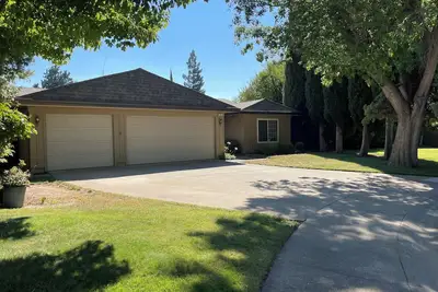 Image de In the heart of Sacramento, this home offers comfortable and convenient living.