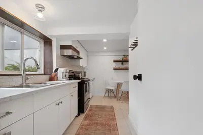 Image de 2 Bedroom suite with hot tub! Minutes to local attractions, trails and dining