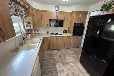 Image de 1970’s Time Capsule Family Home. Close to Ski-areas, Hikes, and City Centers!