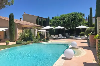Image de Villa avec beau jardin et piscine privée