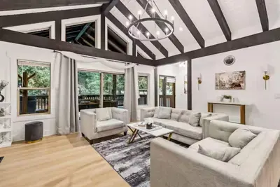 Image de Extraordinary home with pool, hot tub, sauna, gym, arcade & theatre.