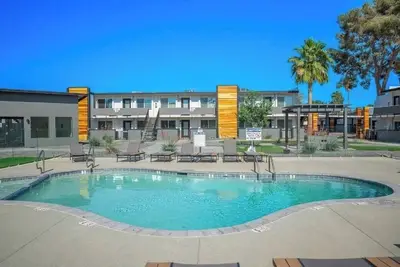 King Bed, Parking, Pool, Theme Park, Gym Soon!