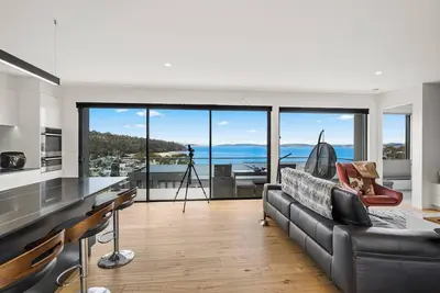 Image de Beachside Luxury Villa Expansive Panoramic Vistas