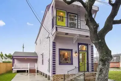 Image de Violet Maison de Ville: Artful Luxury in Treme - 3br, 3. 5ba, Private Parking