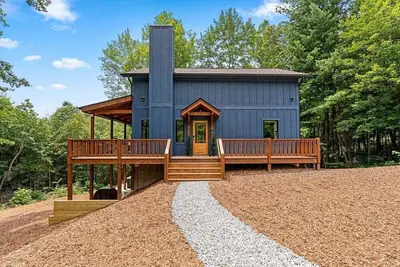 Image de Deer Creek Cabin private new home near Hendersonville w/hot tub, fireplace, free Biltmore pass