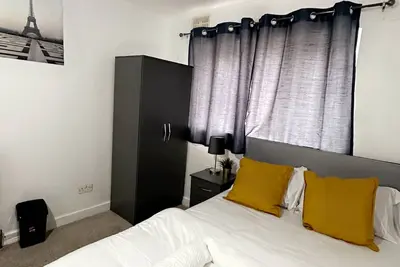 Image de 2 Bedroom Double bed in East London is Located in the Newham District of London,