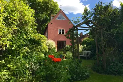 Image de Cottage Tudor Spacieux avec Beau Jardin