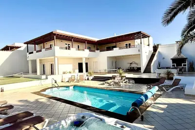 Image de Incredible 6 Bed / 6 Bath Villa in Puerto Calero