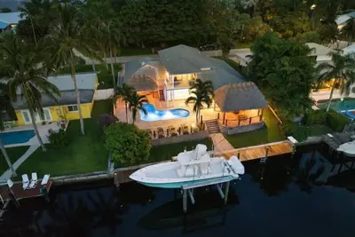 Image de Light House Point Canal Front Pool Home with Dock and Ice Machine
